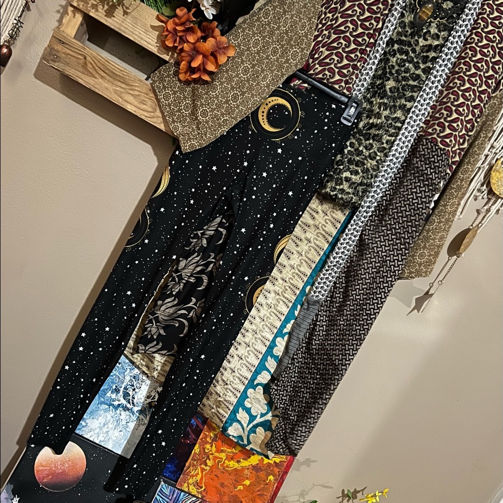 Yoga Democracy Leggings Gold /Black with 🌙 Lg EUC NO Returns
